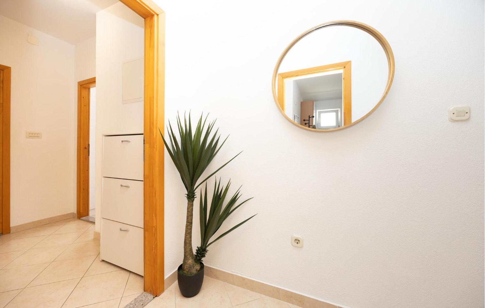 Stunning Apartment In Makarska Buitenkant foto
