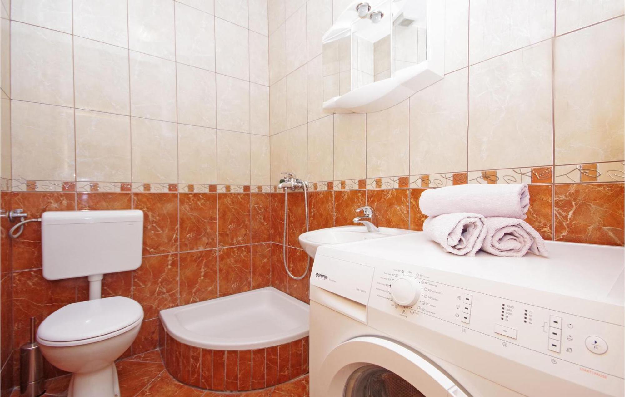 Stunning Apartment In Makarska Buitenkant foto
